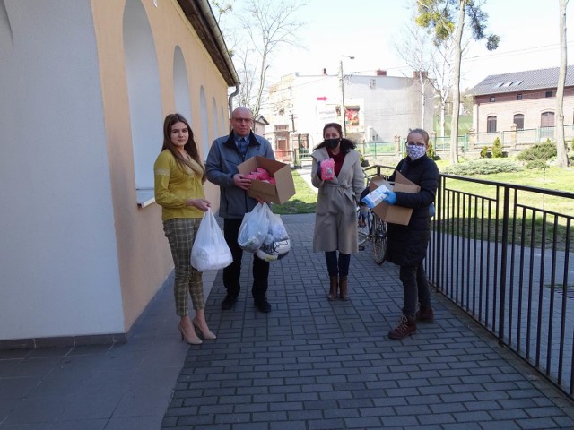 Chełminianki szyją maseczki - panie, które zorganizowały się na Facebookowej grupie, dostarczyły maseczki do szpitala w Chełmnie