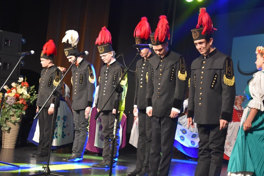 Jubileusz 15-lecia Zespołu Pieśni i Tańca Sari świętowano w...