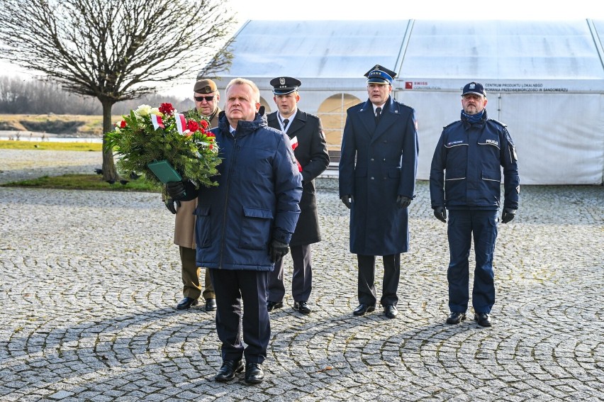 W poniedziałek, 5 grudnia w Sandomierzu upamiętniono 155....