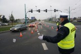 Poznań: Przy cmentarzu na Junikowie miejsca parkingowe są... płatne. Darmowy parking zamienił się w kiermasz