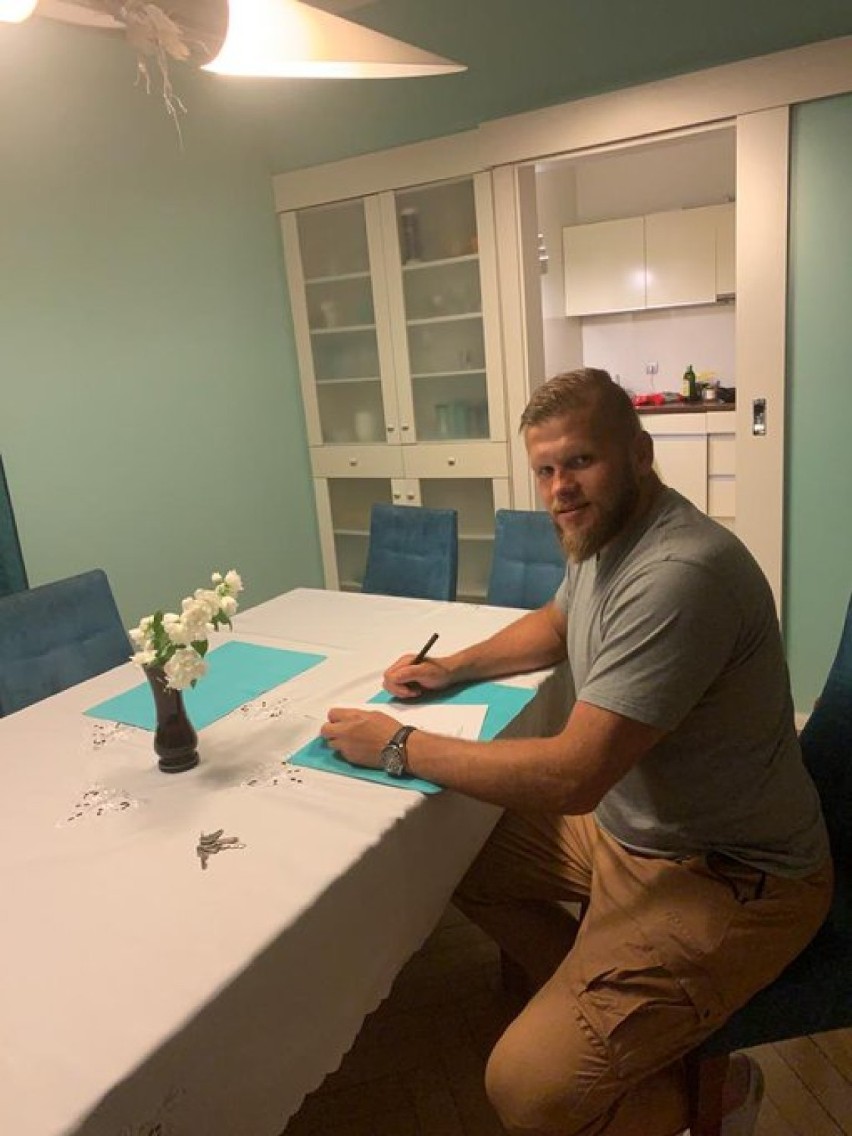 Marcin Tybura podpisał nowy kontrakt z UFC i zawalczy na...