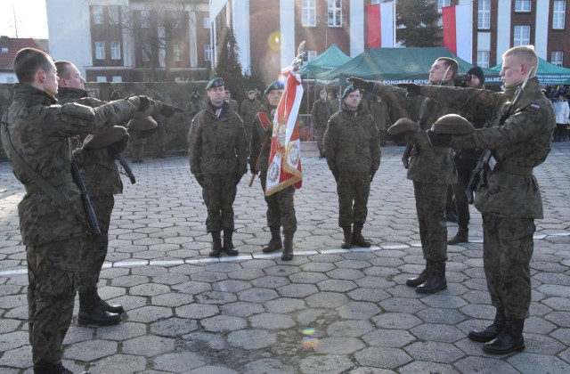 Uroczystą przysięgę w koszarach 2 Pułku Inżynieryjnego w Inowrocławiu złożyło 160 żołnierzy Wojsk Obrony Terytorialnej. Była to pierwsza przysięga kujawsko-pomorskich "terytorialsów" szkolonych w ramach projektu "Ferie w WOT". Żołnierze, którzy złożyli przysięgę zasilą 82 batalion lekkiej piechoty w Inowrocławiu. Uroczystość była też okazją do wręczenia aktów nominacji na pierwsze stopnie podoficerskie grupie żołnierzy, która przeszła specjalistyczne szkolenie. Kilkoro "terytorialsów" otrzymało też nominacje na stopień st. szeregowego. Uroczystość zakończyła tradycyjna defilada pododdziałów, po której gości zaproszono na wojskową grochówkę. Była też okazja obejrzeć sprzęt jakim dysponują Wojska Obrony Terytorialnej.