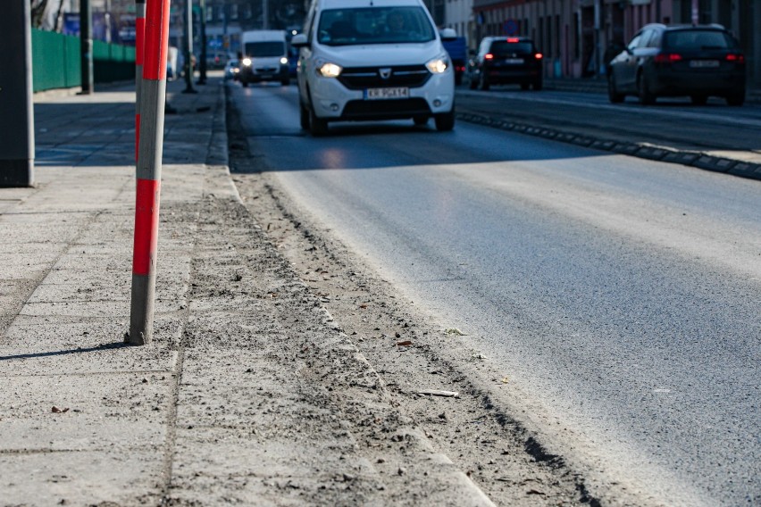 Na ulicach i chodnikach Krakowa zalega dużo brudu i pyłu.