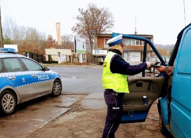 Włocławscy policjanci rozmawiali podczas prowadzonych kontroli drogowych o zasadach bezpieczeństwa na drogach.