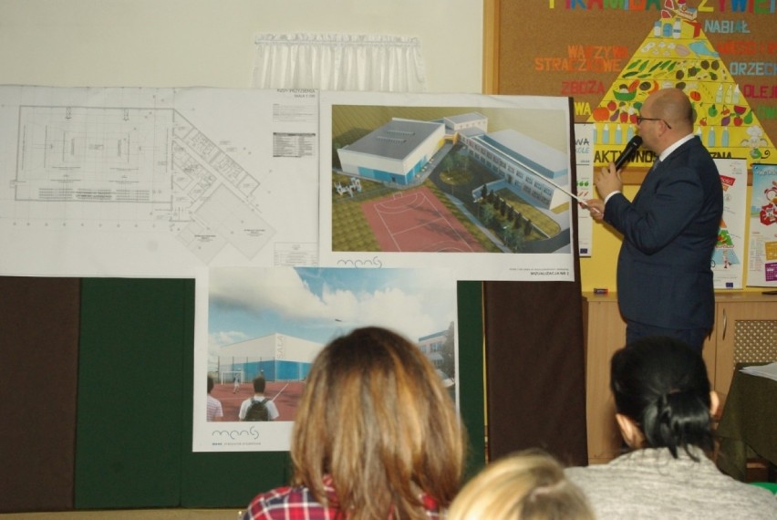 Budowa hali przy SP 5 w Wejherowie - spotkanie w szkole