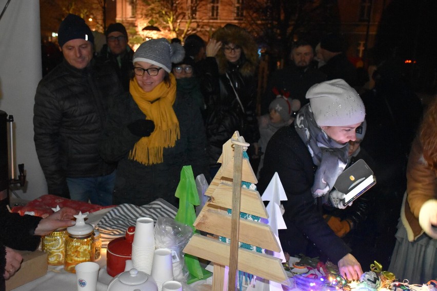 Prawdziwe tłumy powitały Mikołaja i zapaliły świąteczną iluminację w Pleszewie