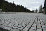 Plac w Kuźnicach z kostką brukową. Kiedy skończą się roboty i znów wrócą tam busy?