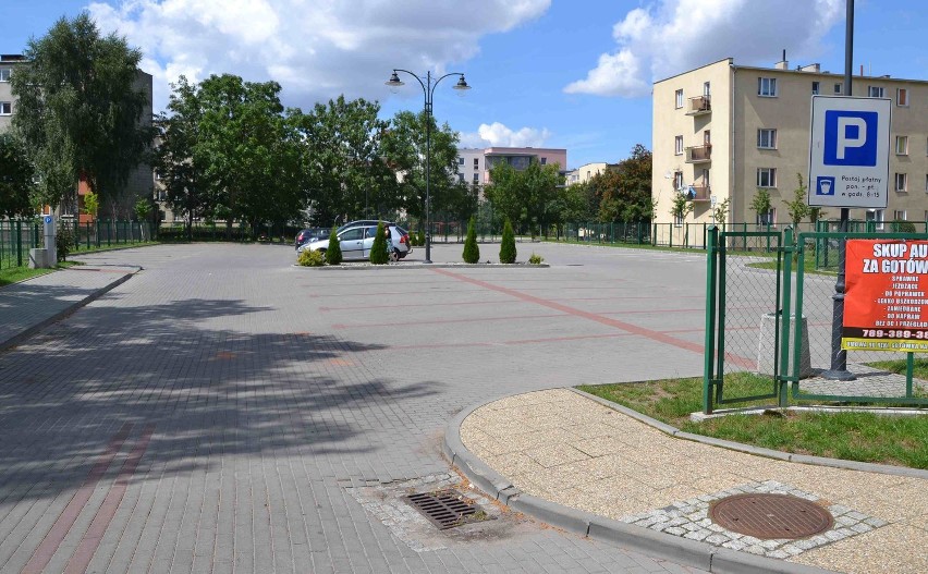 Malbork. Powstaje nowy parking na zapleczu ul. Kościuszki, a inny przy ul. Wareckiej stoi pusty