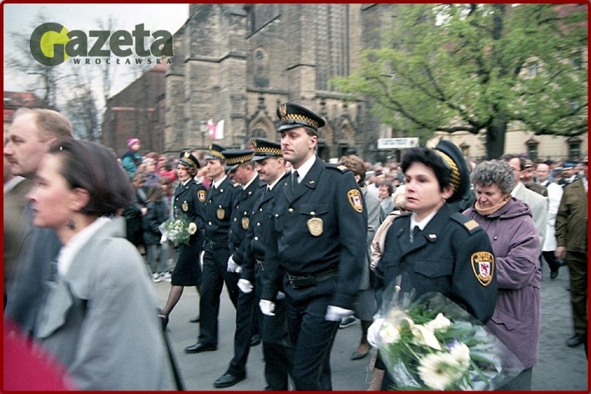 Kwiecień 1999 r. procesja ulicami Świdnicy z relikwiarzem, w...