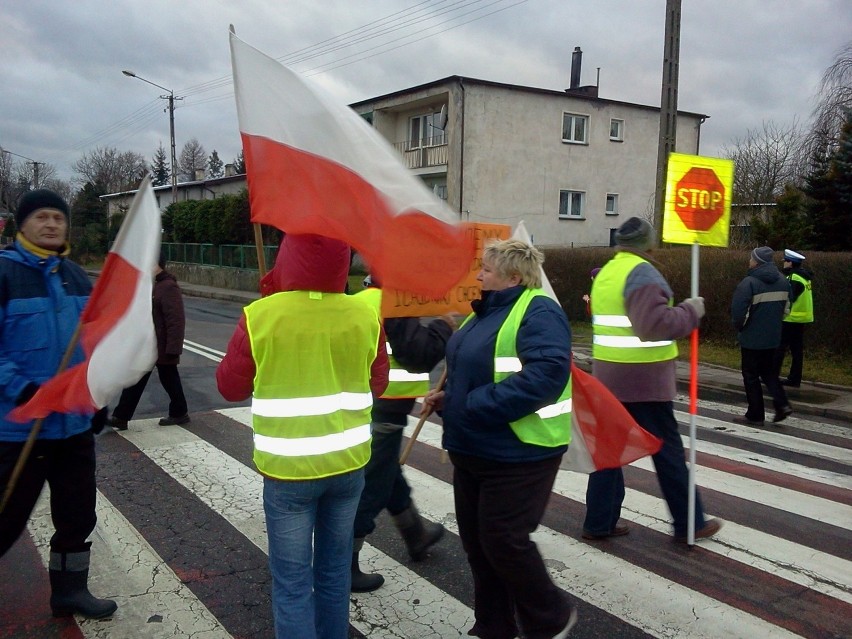 Piaszczyna zablokowała drogę nr 20. Mieszkańcy żądają nowego asfaltu i chodnika