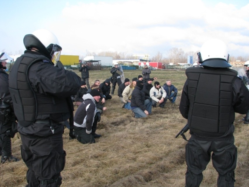 Policjanci na ustawce kibiców: Ćwiczenia w Puławach