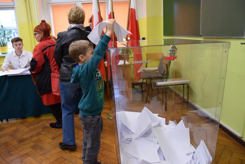 Wybory samorządowe 2018 w Chorzowie: Trwa głosowania. Lokale...