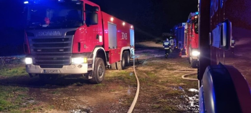 Nocny pożar w Kozubszczyźnie pod Lublinem. Straty sięgają 60 tys. zł. Zobacz zdjęcia z działań strażaków