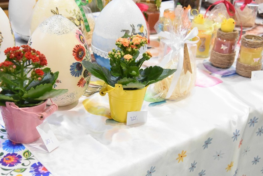 Kiermasz Wielkanocny w Dąbrowie koło Śremu. Koła Gospodyń Wiejskich przygotowały wielkanocne rękodzieło i słodkie przysmaki [zdjęcia]