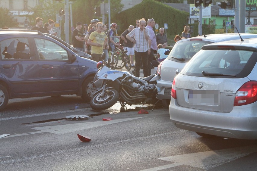 Wypadek policjanta na motocyklu na al. Włókniarzy [ZDJĘCIA]