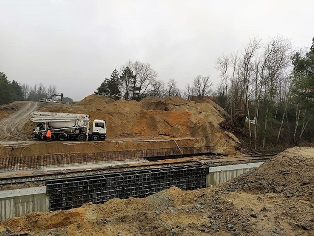 Przebudowa dróg na terenie Parku Przemysłowego Metalchem w Opolu idzie pełną parą. W realizacji jest m.in. nowy wiadukt nad torami. Więcej na kolejnych slajdach.