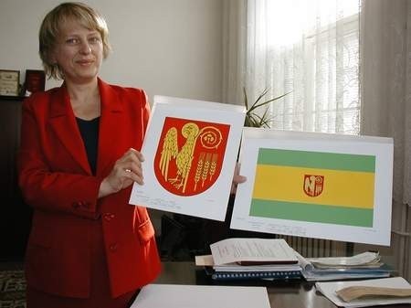 Anna Burdyńska, sekretarz gminy Kwidzyn prezentuje projekt flagi.
Fot. Małgorzata Enerlich-Kamińska