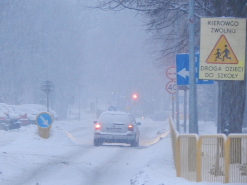 Trudne warunki drogowe w Ustce i regionie przez opady śniegu i marznący deszcz [ZDJĘCIA]