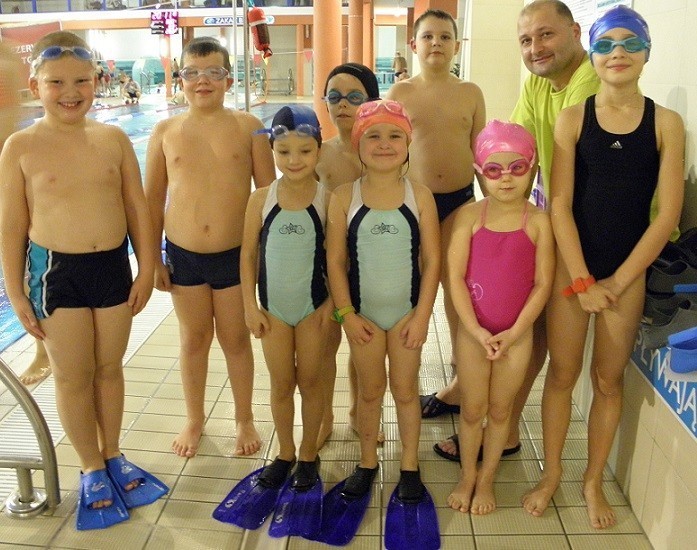 Aquarion Żory - grupka młodych pływaków ćwiczy pod okiem...