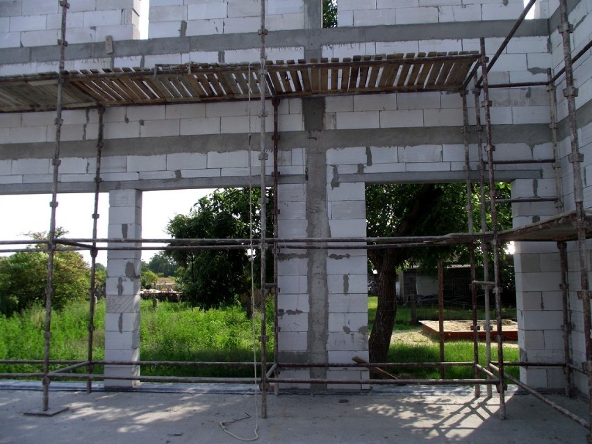 Budowa sali wiejskiej w Perzynach