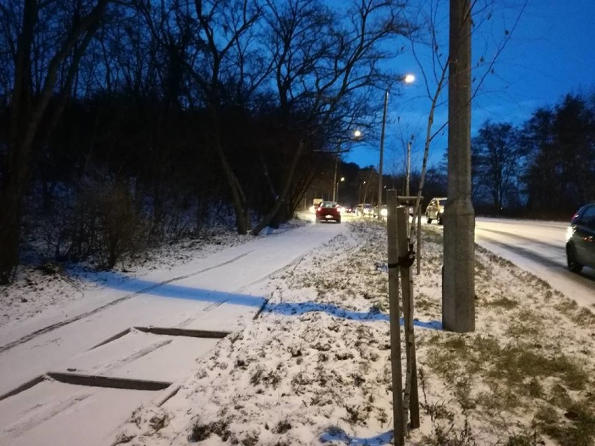 Fatalne warunki na drogach po śnieżycy na terenie Włocławka i okolic [zdjęcia]