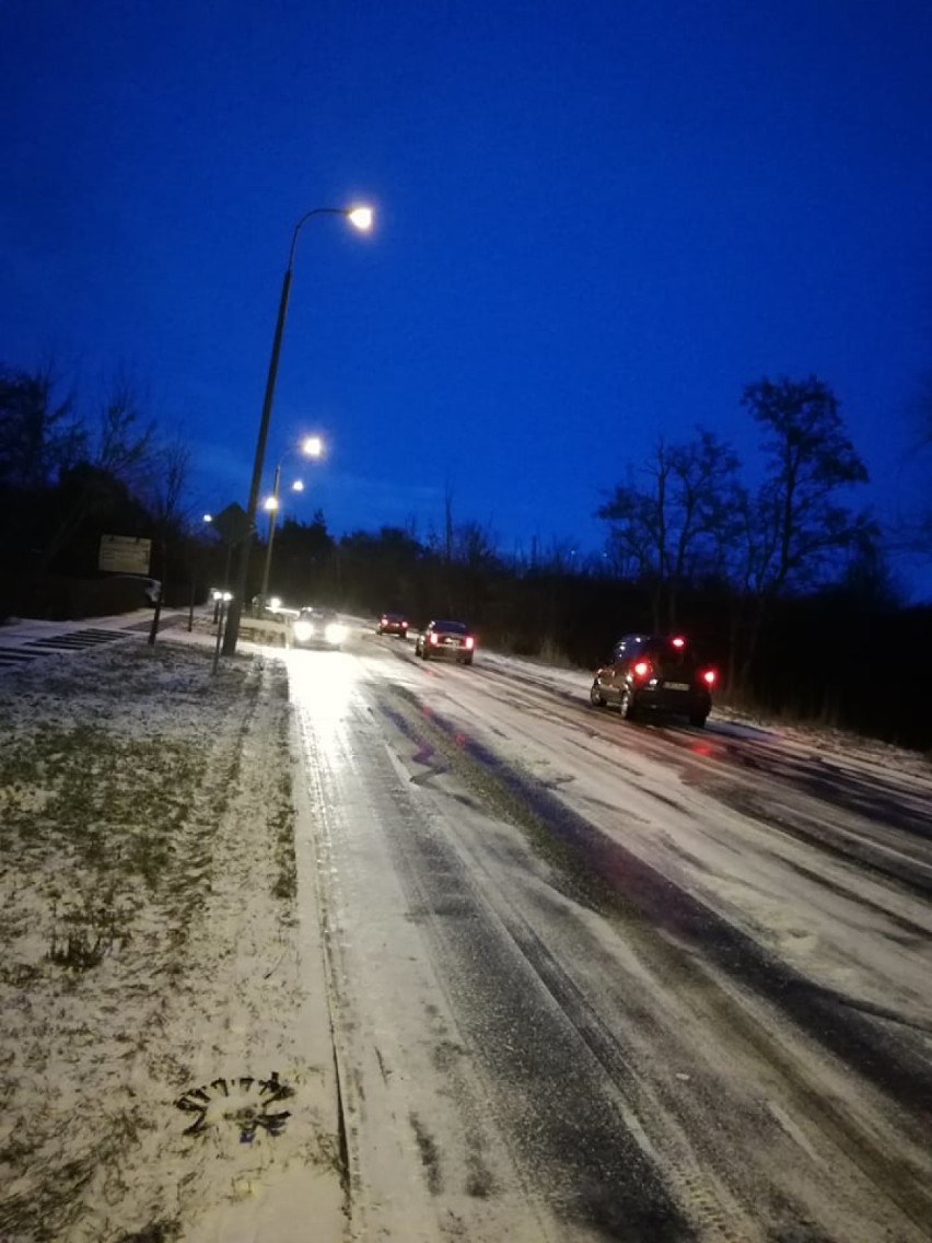 Fatalne warunki na drogach po śnieżycy na terenie Włocławka i okolic [zdjęcia]