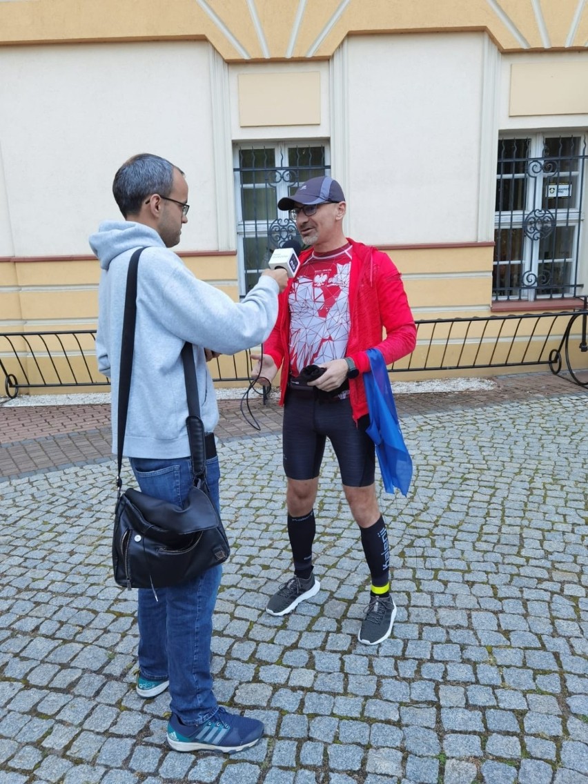 Ks. Paweł Prüfer biegł od 21.00 w piątek 21 maja do 21.00 w...
