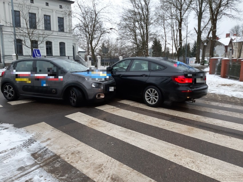 W Szczecinku auto z "eLką" wjechało w policyjny radiowóz [zdjęcia]