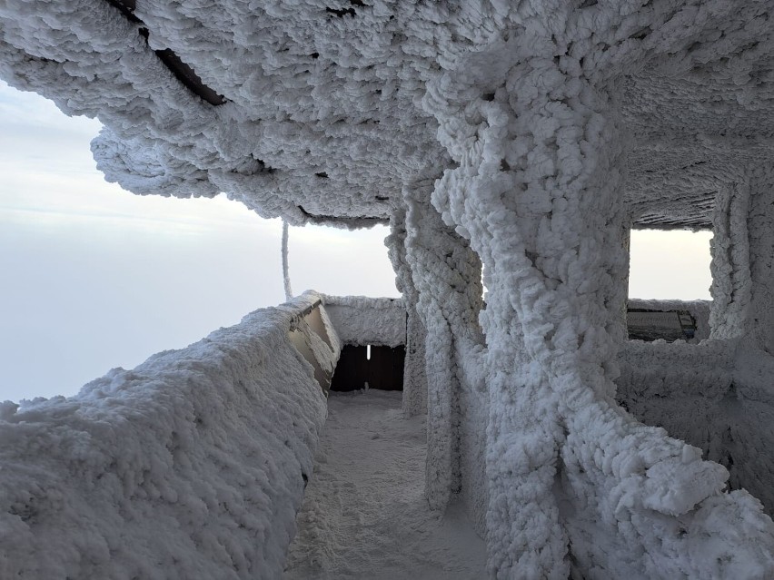 Warunki na wieży widokowej w Gorcach są bardzo zimowe. Jest...