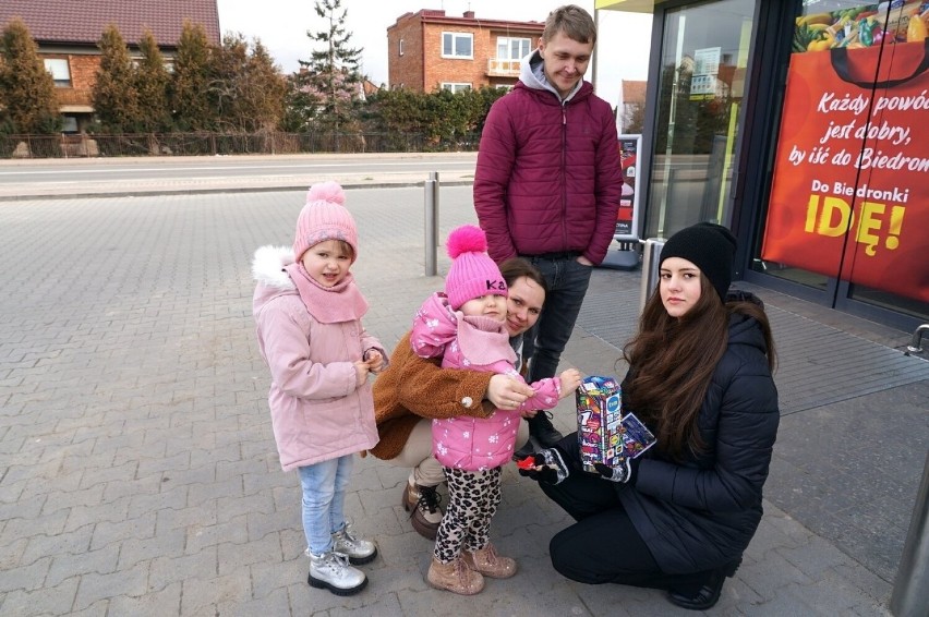 Finał WOŚP w Kazimierzy Wielkiej. Wolontariusze od rana zbierają pieniądze. To przede wszystkim uczniowie z trzech gmin. Zobaczcie zdjęcia