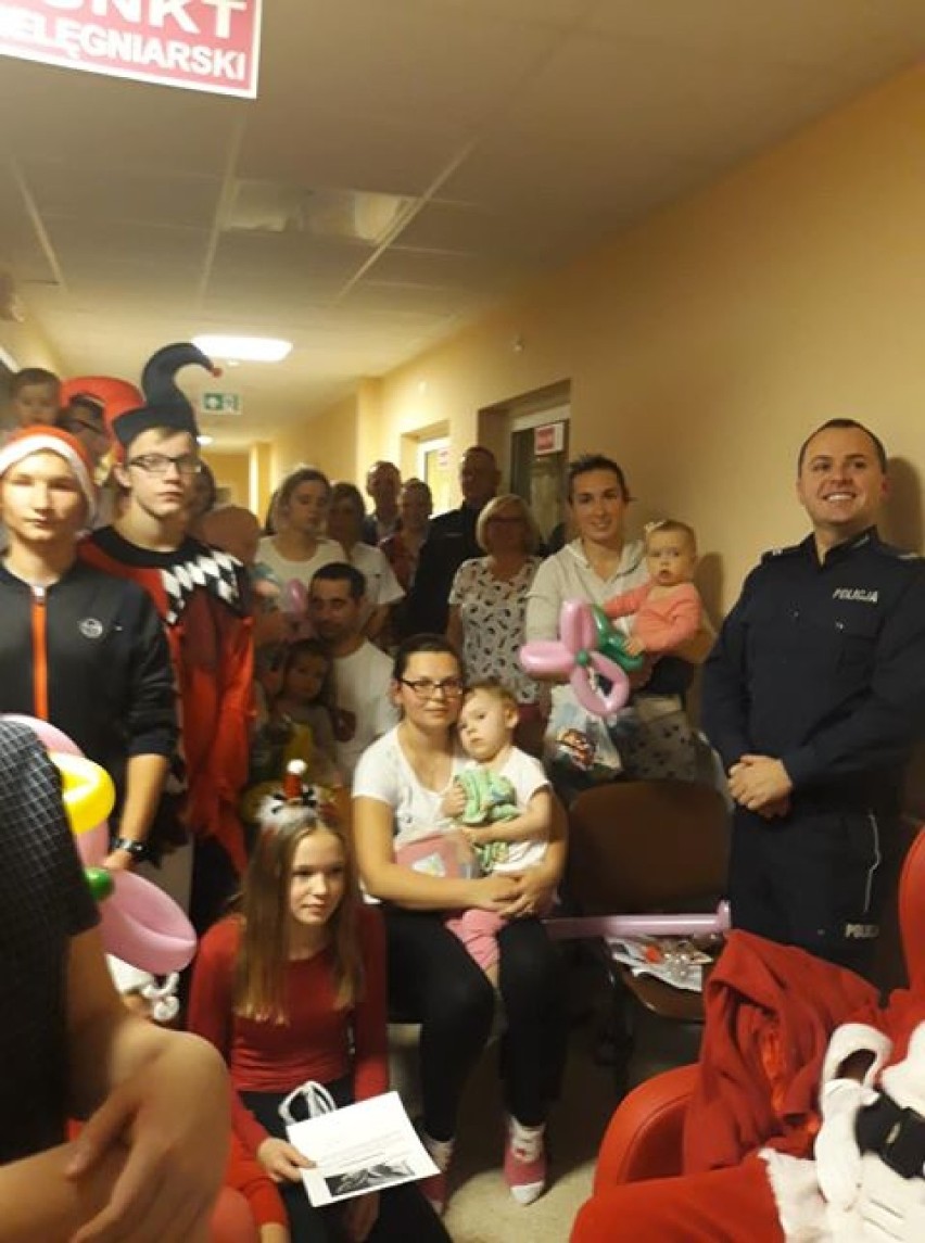  Policjanci z Kraśnika zorganizowali świąteczną niespodziankę dla najmłodszych pacjentów Szpitala Powiatowego w Kraśniku (ZDJĘCIA)