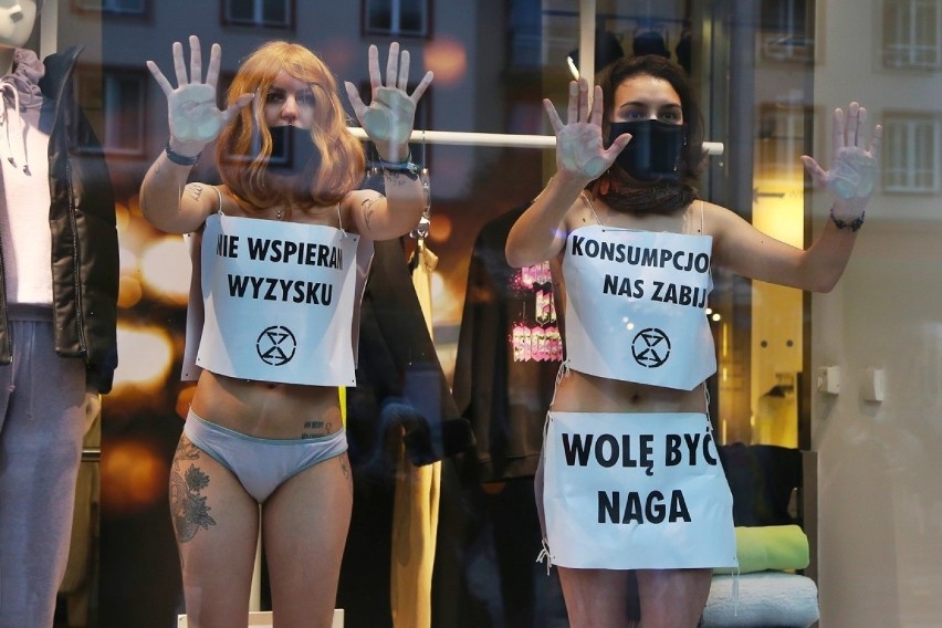 Półnagie kobiety okupowały witrynę sklepu H&M we Wrocławiu. Protestowały przeciwko Black Friday