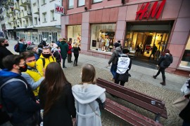 Półnagie kobiety okupowały witrynę sklepu H&M we Wrocławiu. Protestowały  przeciwko Black Friday | Wrocław Nasze Miasto