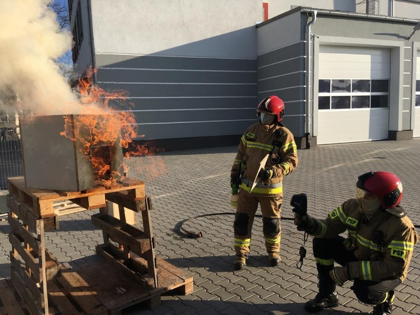 W Brzegu odbywa się szkolenie strażaków z zakresu gaszenia pożarów wewnętrznych