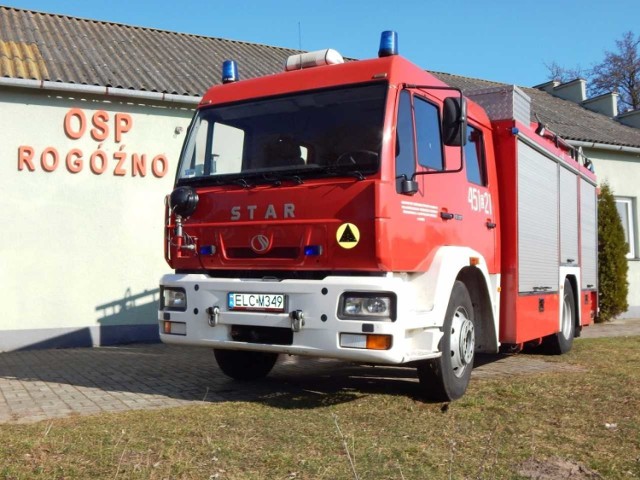 Strażacki star jest jedynym dwóch wozów gaśniczych, które ma do dyspozycji OSP w Rogóźnie. Drugi to jelcz z... 1975 roku