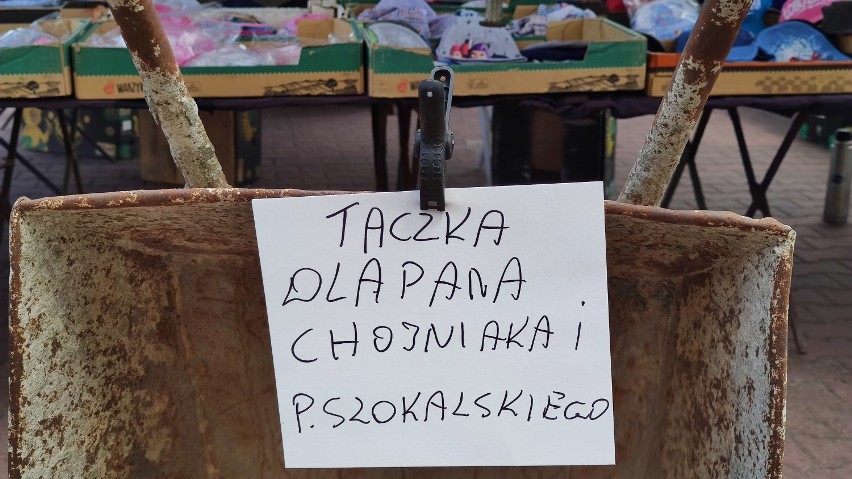 Protest kupców w Piotrkowie. Taczka czekała pod halą...