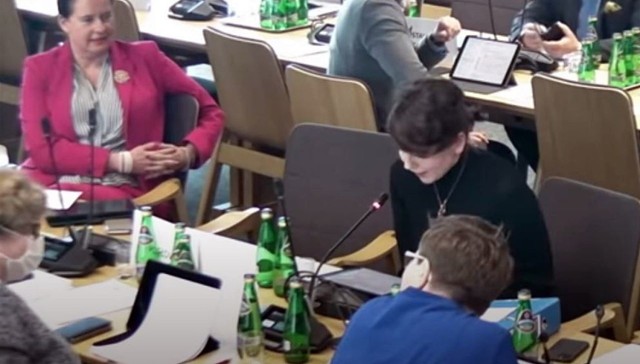 Posiedzenie sejmowej komisji zdrowia. Poseł Elżbieta Płonka siedzi w maseczce naprzeciwko poseł Moniki Rosy.