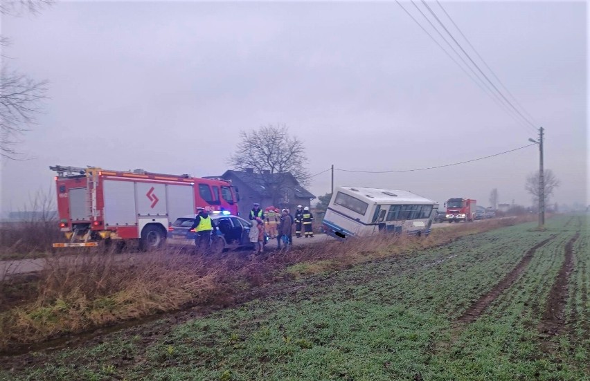 W Drzykozach autobus wpadł do rowu. W pojeździe było 27...