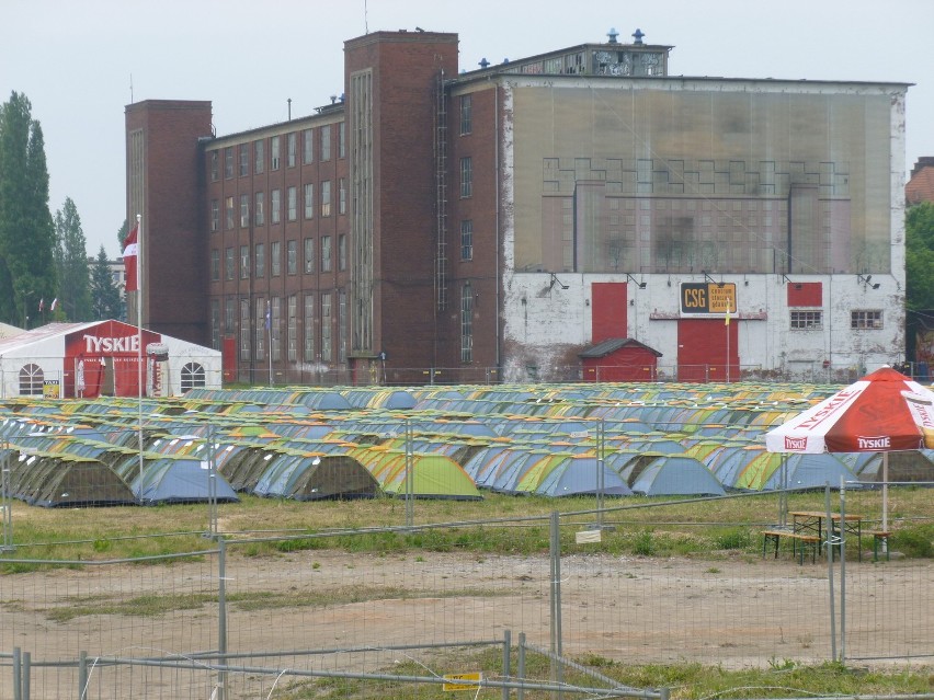 Football Camp na terenie Stoczni Gdańskiej. Pole namiotowe rozkradane, właściciel zniknął