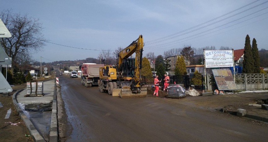 Przebudowa drogi wojewódzkiej 913 trwa. Ma się zakończyć we...