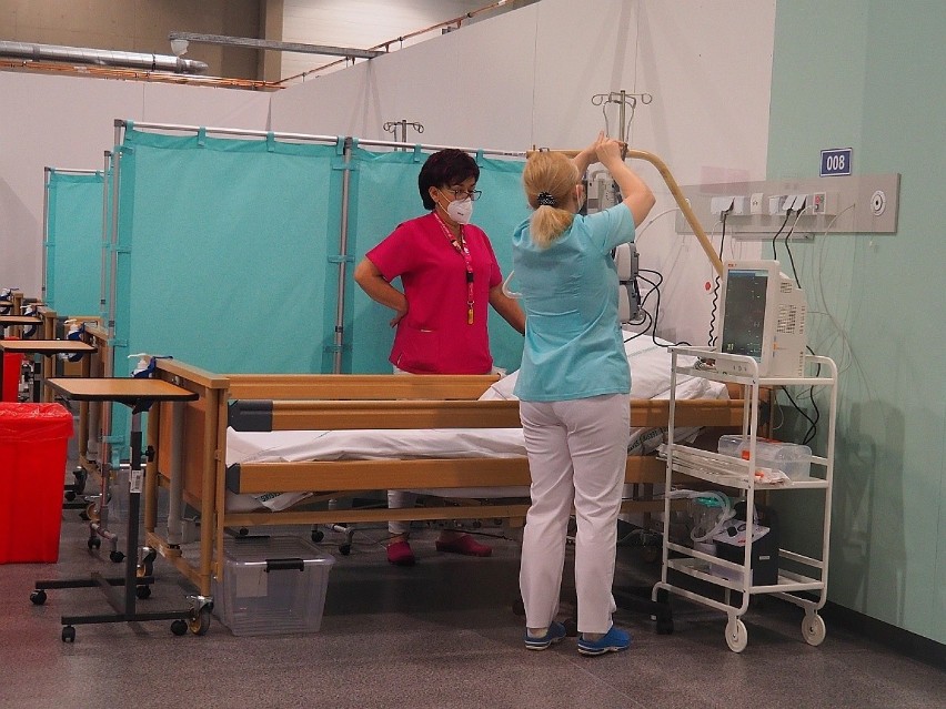 Szpital tymczasowy w Hali Expo Łódź pacjentów przyjmuje od...