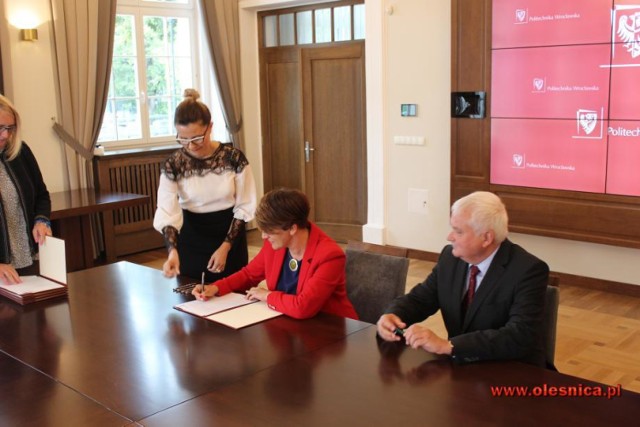 Umowę między I LO w Oleśnicy a Politechniką Wrocławską podpisano na 5 lat z możliwością przedłużenia.