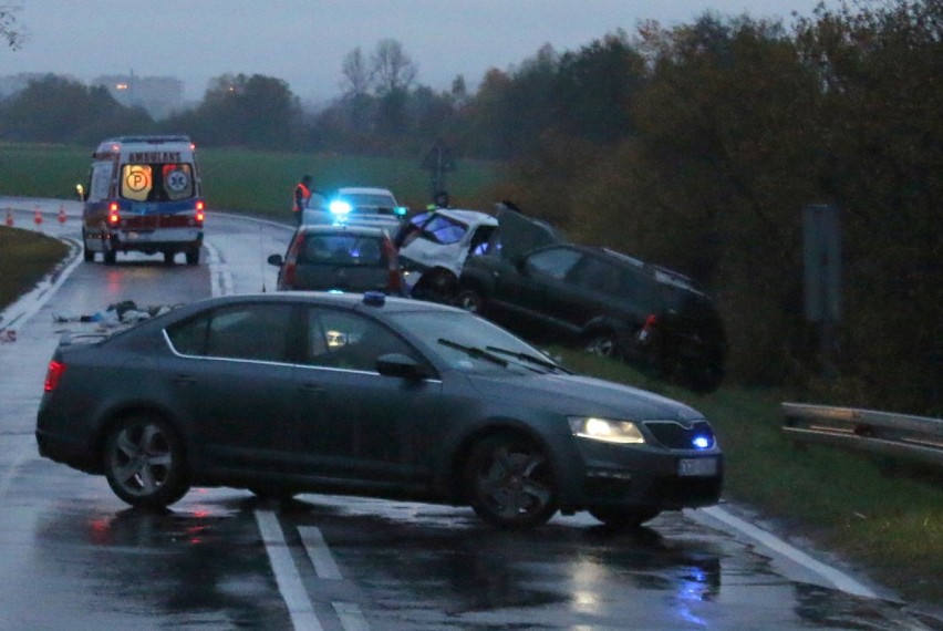 Zderzenie trzech samochodów w pobliżu Sobczyc. Sześć osób poszkodowanych