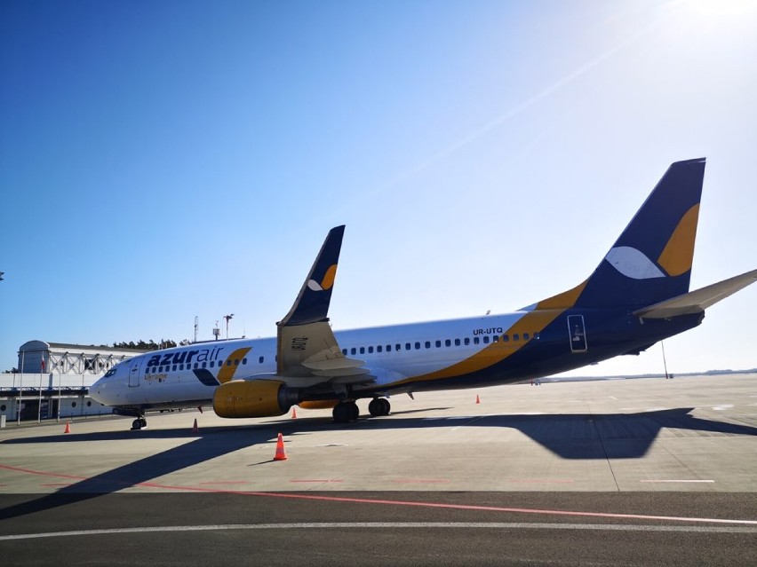 Samolot linii lotniczych Azur Air Ukraine stał na płycie...