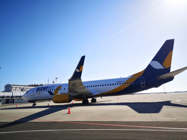 Samolot linii lotniczych Azur Air Ukraine stał na płycie lotniska Szczecin - Goleniów ponad miesiąc