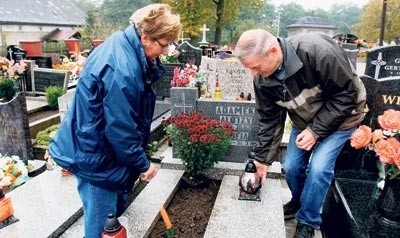 Krystyna i Józef Adamkowie przygotowują groby swoich bliskich na Dzień Wszystkich Świętych