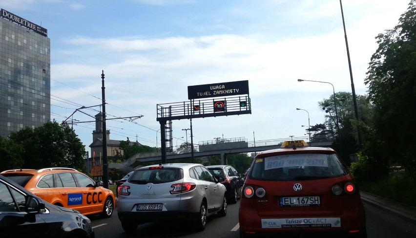 Korki na trasie WZ w Łodzi. Zamknięty tunel, wyłączona sygnalizacja [ZDJĘCIA, FILM]