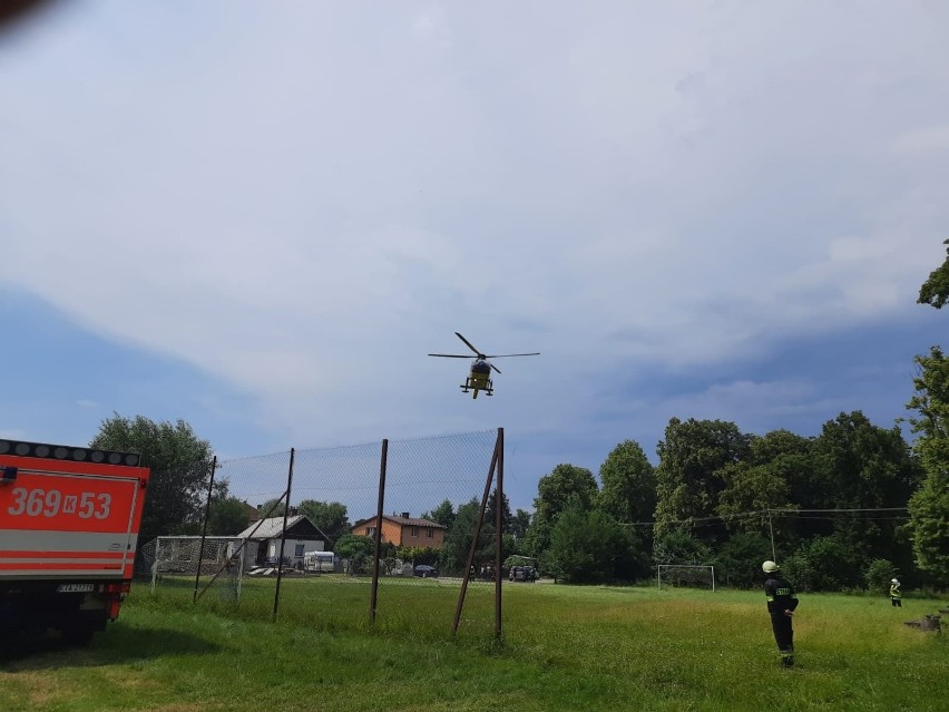 Lądowanie śmigłowca i akcja ratunkowa w Sieciechowicach
