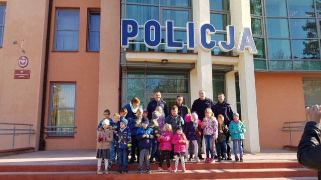 Dzieci z SP w Pakoszkach przed komendą policji w Braniewie