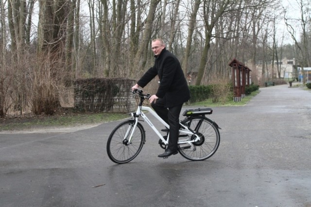 Wart 4,6 tys. zł rower zimą stał jako gadżet w gabinecie dyrektora Arkadiusza Jaksy. Teraz jeżdżą na nim pracownicy